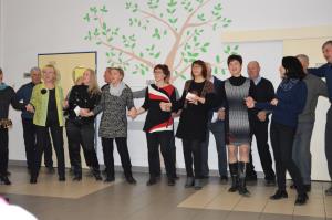 Pevci in Miklavž obiskali stanovalce 8